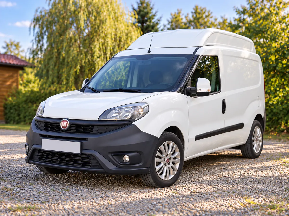 Biały Fiat Doblo — wizualizacja samochodu dostawczego GL Speed Trans